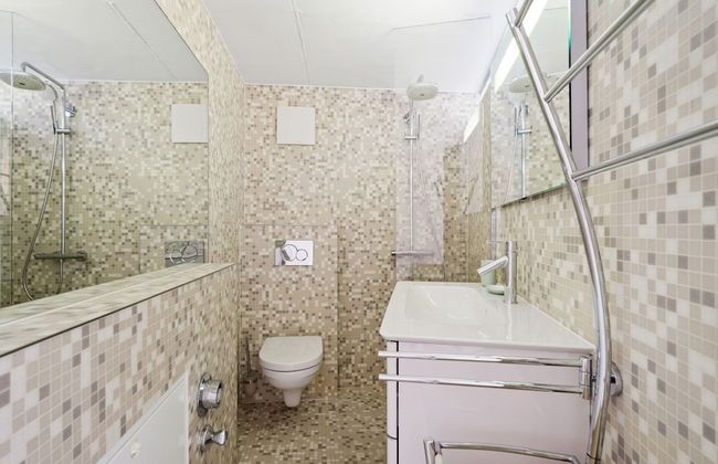 Modern Apt Old Town w Panoramic View ID4 - Photo 18