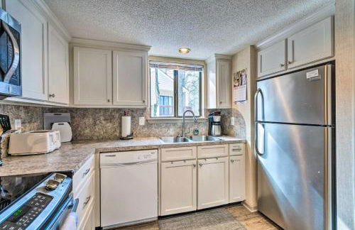 Single-Story Fairfield Bay Condo with Deck! - Foto 16