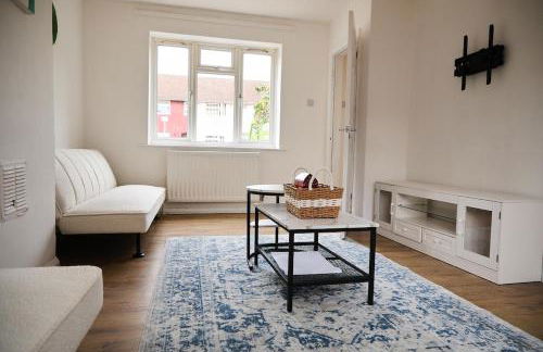 Stylish Wembley Home with Hot Tub, Parking & Garden - Foto 1