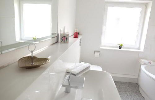 Modernes Stadthaus 100qm Parkplatz Bad&Dusche Küche - Foto 25