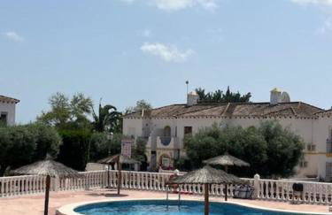 BEAUTIFUL RENOVATED 1 BEDROOM APARTMENT WITH ACCESS TO 4 POOLs - Foto 2