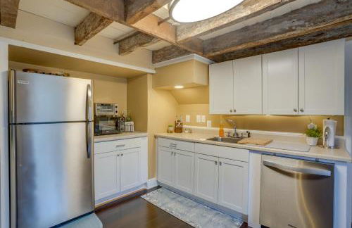 Walk to Beach Historical Fredericksburg Home - Foto 11