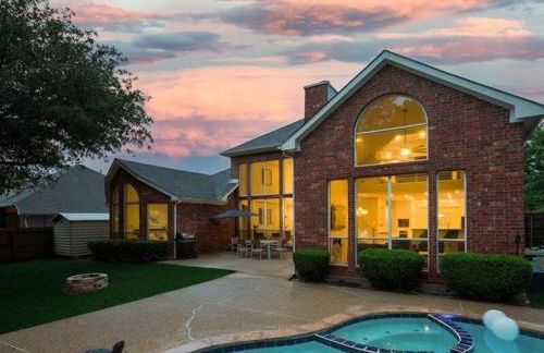 Captivating 6BR 3B Home with Pool & Fire Pit - Foto 2