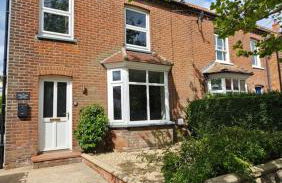 Entire Charming Three Bedroom Seaside House With Garden - Close to Town & Beach, Ideal for Groups, Families - Foto 1