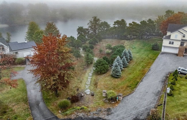 Inn the Poconos by Avantstay Private Lake Access Enclosed Hot Tub - Photo 43