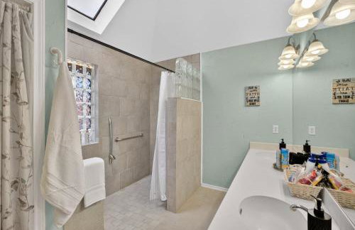 DFW Family Fun Retreat Game Room Pool Table Air Hockey Arcade Work Space Grill BBQ Firepit - Foto 8