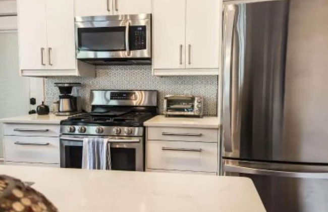 Chic Downtown Farmhouse With Garden and BBQ Grill - Foto 11