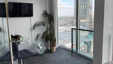 The Rotunda - High rise Birmingham City Studio Flat - The Bullring Shopping Mall - TV - Photo 3