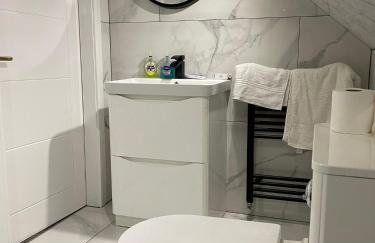 Modern 4 Bedroom Stylish Villa with out-door Hot Tub - Foto 29