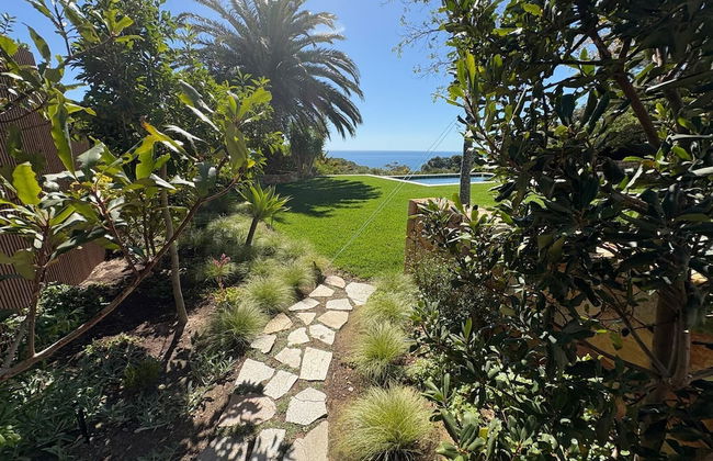 Relax in Style at This Stunning Villa in Camps Bay, Cape Town - Photo 29