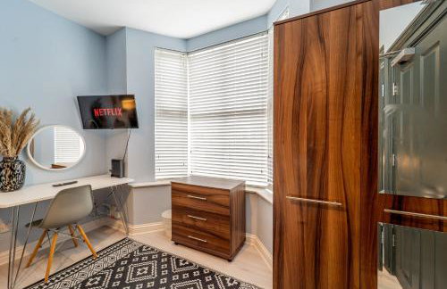 4 Bedroom Stylish House in Redditch - Free Parking - Photo 25