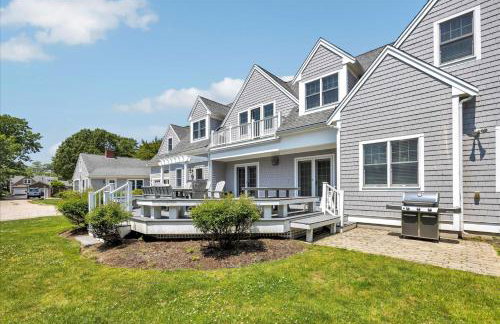 Stay 1 Block from Ocean at 7-Bed Retreat with Yard, Deck and Game Room, Host Up to 22 Across 16 Beds, Gas Fireplace, Gas Grill, Ample Parking, Walk to Menauhant Beach, Perfect for Family Getaway, 24 Hr Hospitality - Foto 16