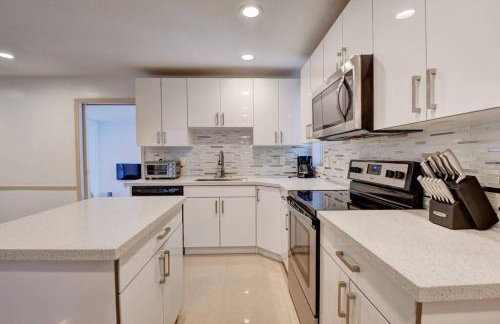 5 BR Mansion with Pool and non-heated Jacuzzi Games in Boynton Beach - Photo 4