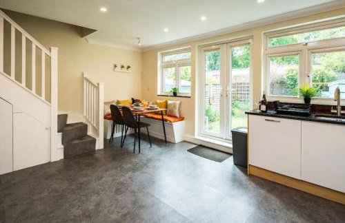 Where Style & Convenience Combine- Photo ID Required - Foto 9