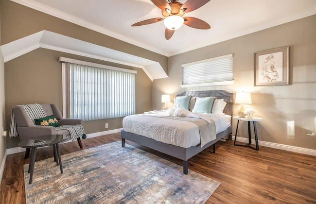 Marbella Lane - Charming 4BR Bungalo for Relaxing Retreat - Photo 14