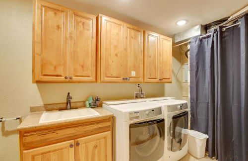 Hot Tub and Golf Course Views Luxe Sturgis Home! - Foto 34