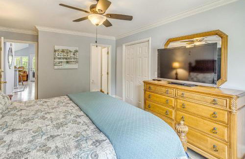 Marina and Pool Roomy Golf-View Home in Southport - Foto 16