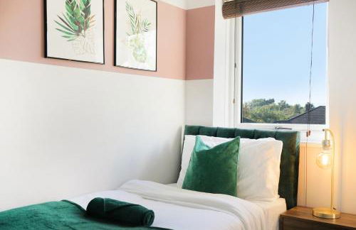 Bright 2BR Aylesbury Home, Sleeps 4, Parking, Work, Leisure, Friendly - Foto 16