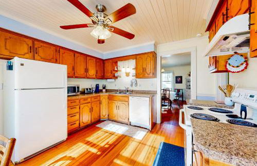 Yard, Porch and Fire Pit! Century-Old Hebron Escape - Foto 13