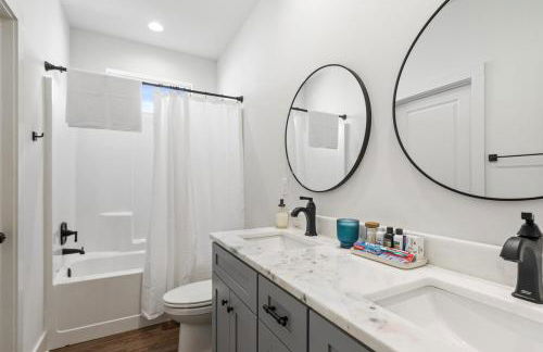 NEW Acadian House KING Bed Cajun Luxury Nespresso - Foto 8