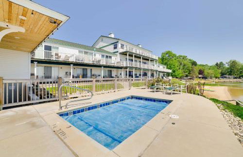 Beachfront Onekama Vacation Rental with Balcony! - Foto 27