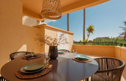 Luxurious frontline golf apartment in Elviria - Photo 24