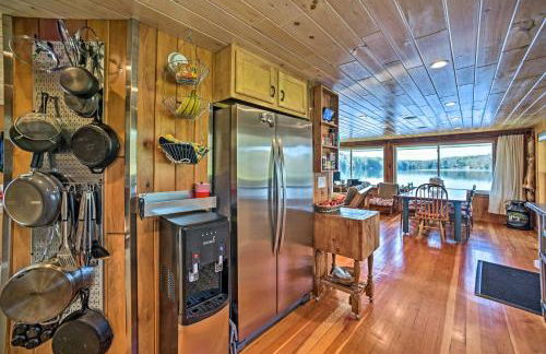 BBQ Ready Lakeside Milford Home with Paddleboat - Foto 12