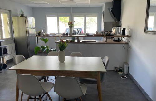 Gîte confortable avec piscine, parking et Wi-Fi à La Suze-sur-Sarthe - FR-1-410-399 - Photo 1