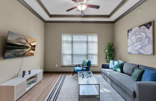 Chic 2BR- Pool,Gym,Pkng,Near BOK Ctr&Arts Dstrct - Photo 1