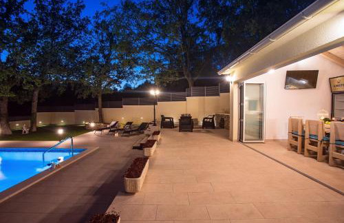 VILLA SKURA private heated pool 32m2, summer kitchen, 4 bedrooms, garden - Photo 9