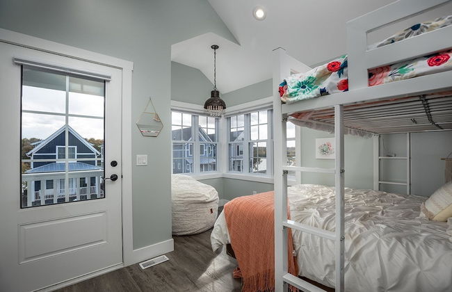 Hook, Wine, & Sinker - Photo 2