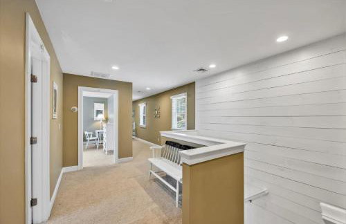 Stay 1 Block from Ocean at 7-Bed Retreat with Yard, Deck and Game Room, Host Up to 22 Across 16 Beds, Gas Fireplace, Gas Grill, Ample Parking, Walk to Menauhant Beach, Perfect for Family Getaway, 24 Hr Hospitality - Foto 67