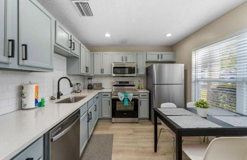 4BR w Heated Pool near Disney & Lake - Sleeps 10 - Foto 8