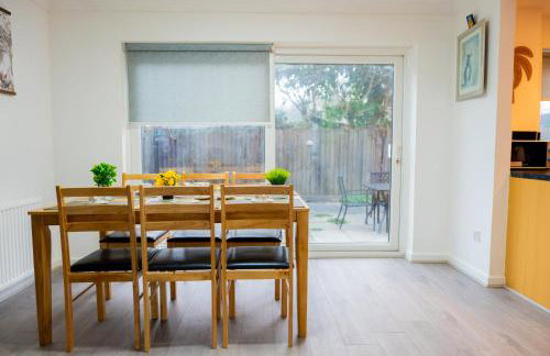 Beautiful Modern Home in London, Free Parking, Family Home, Sleeps 9, Close to Railway Station - Foto 4