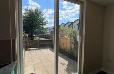 Cute 3 Bedroom House Near Etihad Stadium and CoOp arena with parking - Foto 9