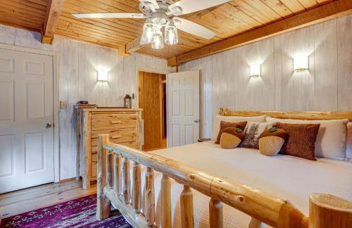 Soak in Hot Tub, Explore Outdoors Cleveland Cabin - Foto 10