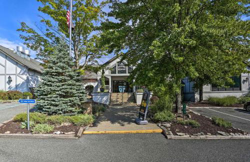 Deck, Fire Pit and Pool Access at Poconos Retreat! - Foto 31