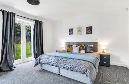 Comfortable 3-Bed Dormer Bungalow Family & Business Friendly - Photo 1