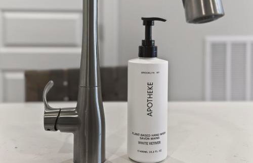 Luxe King Bed, Balcony, Garage in Downtown Raleigh - Foto 8