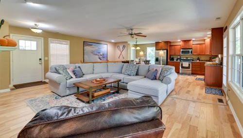 Lakefront Gilbertville Haven with Private Boat Dock! - Foto 4