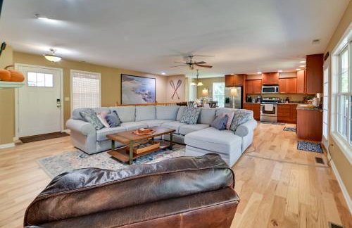 Lakefront Gilbertville Haven with Private Boat Dock! - Foto 4