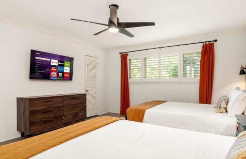 Pool! Games! Dogs! Space! - Foto 22