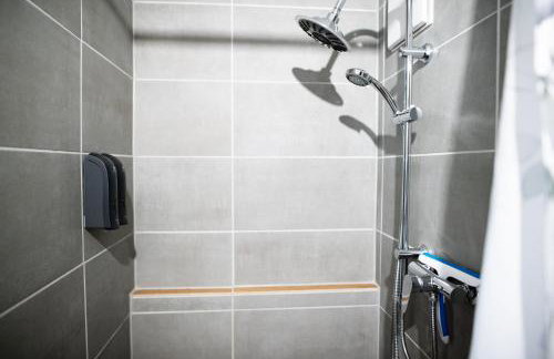 C4S -COME4STAY -InnHarmony- Stilvoll eingerichtetes Apartment für bis zu 8 Personen - Hochwertige Betten I voll ausgestattete Küche I Balkon I Badezimmer I WLAN I Smart TV - Foto 31