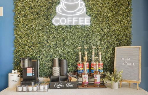 Relax and Explore Poolside Stay Near Local Spots - Foto 35