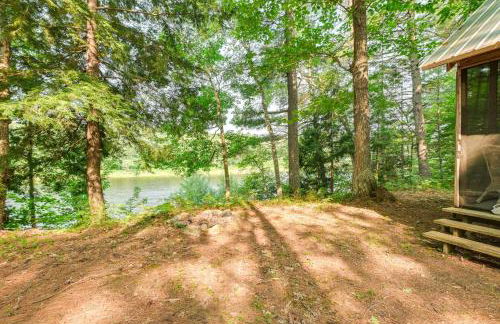 Riverfront Greenbush Studio with Porch and Views! - Foto 3