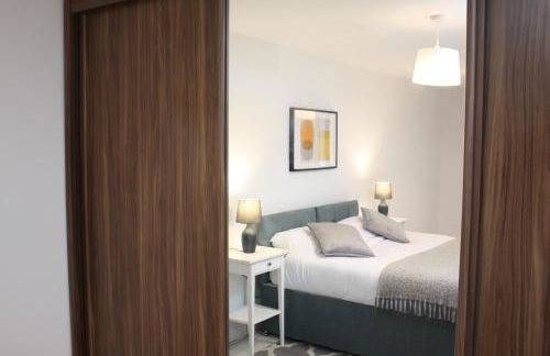 Spacious 2 Bed 2 Bath Apartment & Free Parking - LGW 10min drive - Foto 22