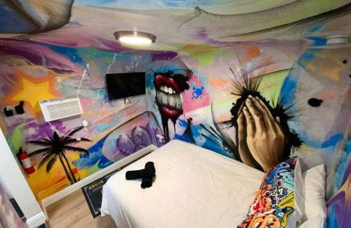 Cozy & Colorful Miami Art Canvas w/HotTub & Murals - Foto 9