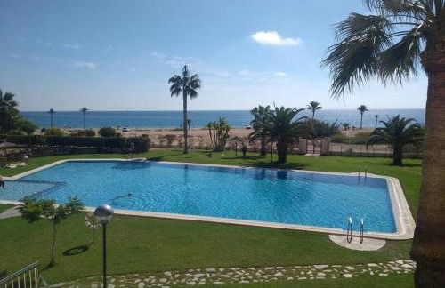 Top-Floor Beachfront Apartment with Parking, Pool, & Spacious Sea-View Balcony - Photo 12