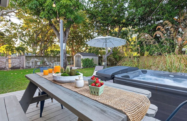 Hot Tub, Firepit, Deck | 10mins to Beach | Middle Terrace Cottage by AvantStay - Foto 67