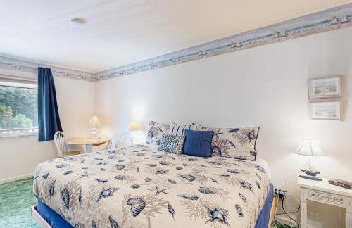 Cozy Coastal Condo Steps from the Beach with Deck Views - Foto 14